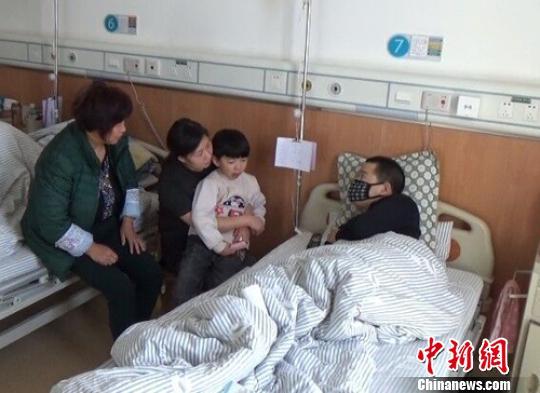 　一家4口在病房里團(tuán)聚過(guò)年。