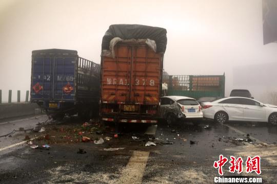 圖為21日，京港澳高速河南段21輛汽車發(fā)生連環(huán)相撞事故現(xiàn)場(chǎng)?！」啤z