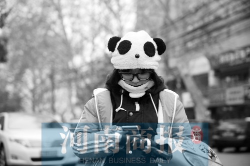 氣溫降了下來(lái)，不少人出行都裝備整齊