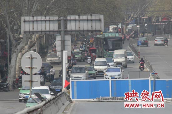 南陽路北向南方向擁堵嚴(yán)重。