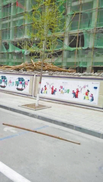 事發(fā)現(xiàn)場(chǎng)，奪命的鋼管還在地上。