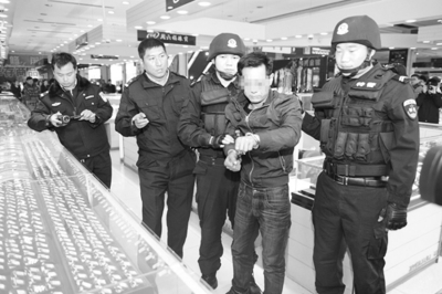 犯罪嫌疑人孫某到商場指認(rèn)作案現(xiàn)場