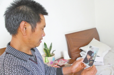 46歲的山村農(nóng)民祁振崗在失去兒子的同時(shí)，又陷入了“沒(méi)錢(qián)帶兒子回家”的揪心之痛中。