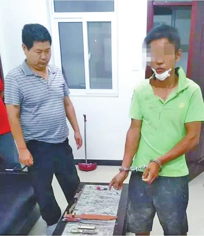 犯罪嫌疑人張某某（右）被抓時，挎包中被搜出兩把長約30厘米的尖刀