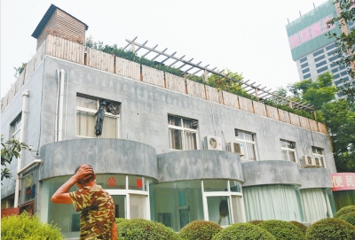 一樓是公廁，綠化后的樓頂開(kāi)了個(gè)露天燒烤攤