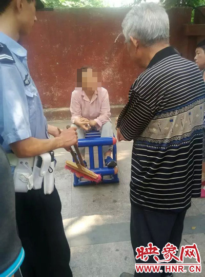 老太當時坐在健身器材上做仰臥起坐，說環(huán)衛(wèi)工人影響她鍛煉身體了，便開始謾罵環(huán)衛(wèi)工人。