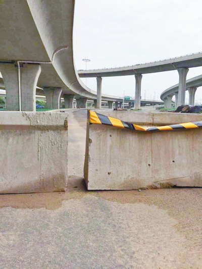  京廣快速路北延地面道路北三環(huán)入口處，一排石墩擋道，不讓入內(nèi)。
