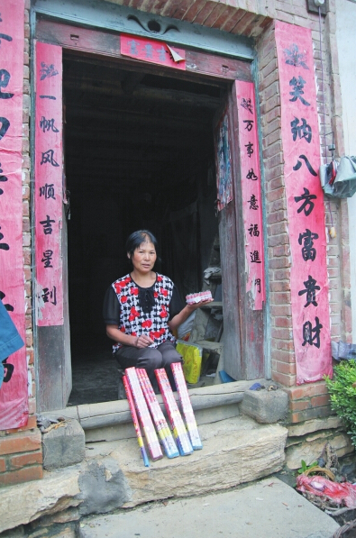 村民楊女士買來(lái)閃光雷、爆竹防衛(wèi)