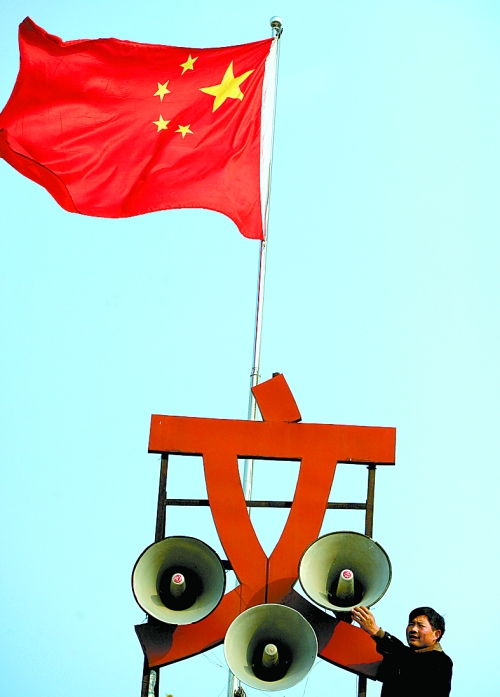 11月15日，新蔡縣磚店鎮(zhèn)黨員劉新峰在村口架起三個大喇叭，向群眾及時宣傳十八大精神。