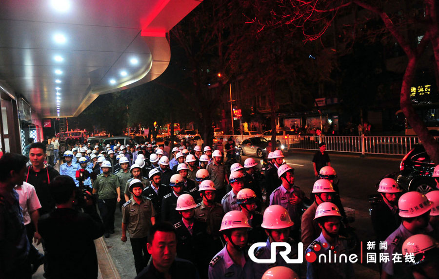 2012年12月26日晚，海南省三亞市，三亞市綜合行政執(zhí)法局河西大隊近百名城管上街執(zhí)法。