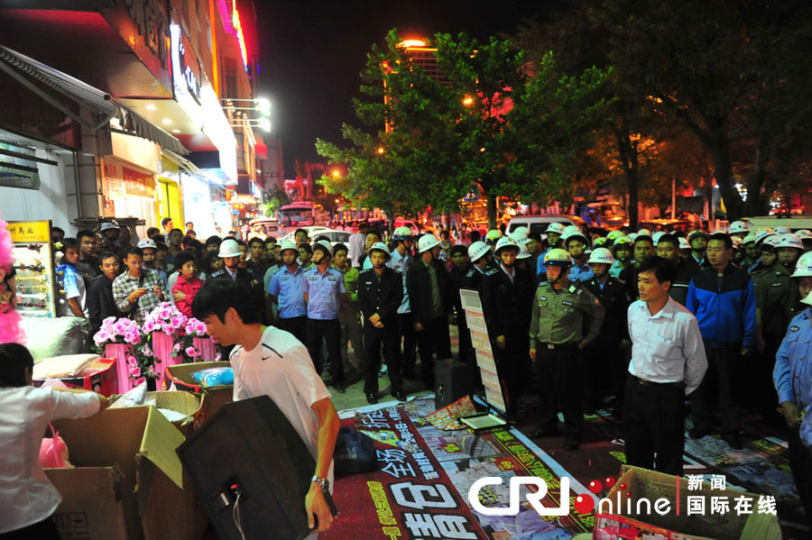 　2012年12月26日晚，海南省三亞市，三亞市綜合行政執(zhí)法局河西大隊近百名城管上街執(zhí)法。