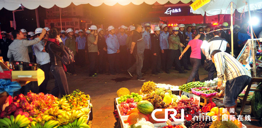 2012年12月26日晚，海南省三亞市，三亞市綜合行政執(zhí)法局河西大隊近百名城管上街執(zhí)法。