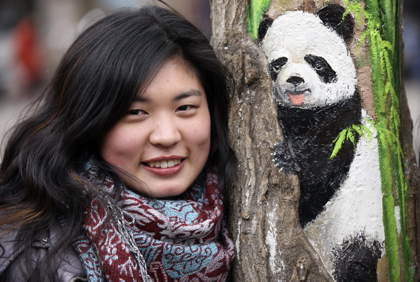 　3月1日，在河北省石家莊市九中街，王月與她的“樹洞畫”作品拍攝合影。