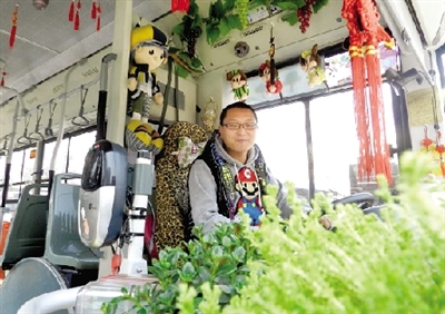 米奇、中國結(jié)、流氓兔、綠色植物、各種表情的小豬裝扮車廂