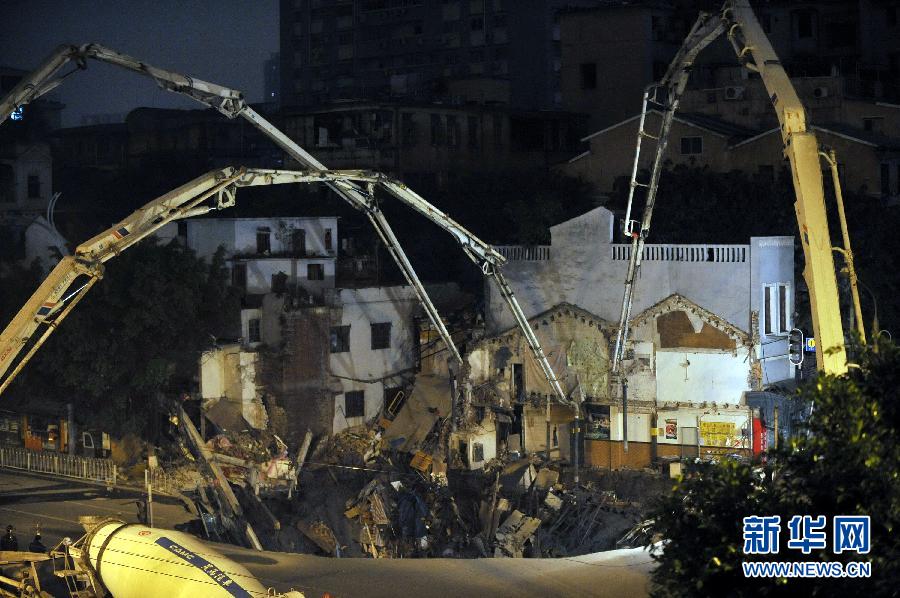 (新華網(wǎng))(1)廣州地鐵工地附近發(fā)生地陷 (新華網(wǎng))(1)廣州地鐵工地附近發(fā)生地陷