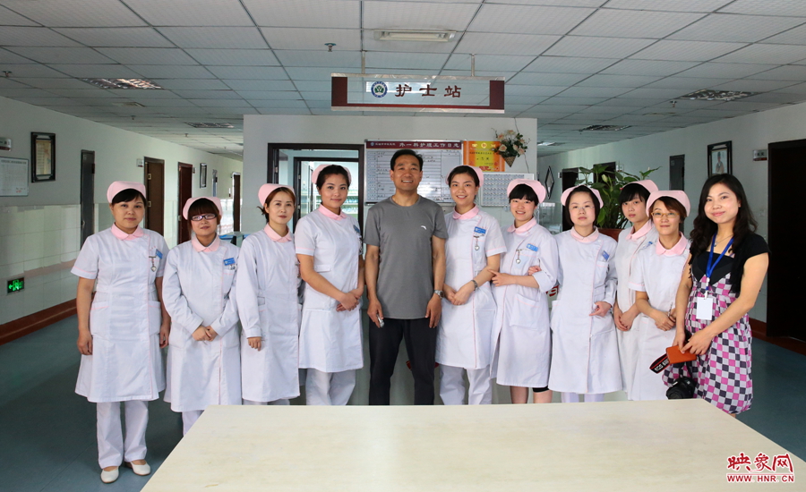 護士們得知采訪的記者是來自河南，非要一起合影留念