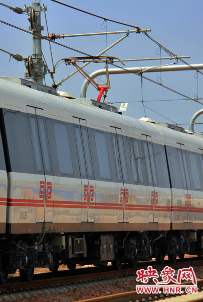 調(diào)試中的地鐵，電線已經(jīng)抬起充電