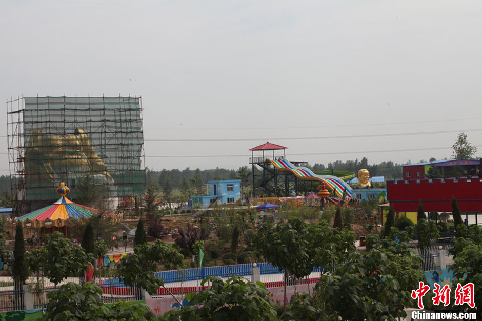 圖為被拆掉頭的雕塑。王友 攝