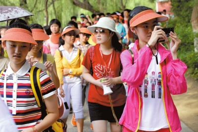 未名湖畔，游人紛紛拍照留念。