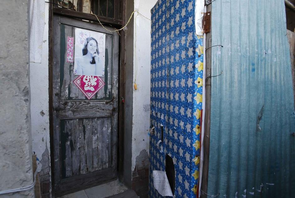 36歲的河南信陽打工者陳小龍在這里租了一間屋子住，2012年底開始，他偷偷在出租屋里挖地窖。