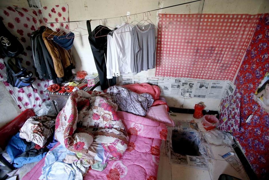 女孩利用隨身攜帶的指甲刀，一點點將身上鎖鏈磨斷，6月23日，她掙脫鎖鏈，跑到氣窗大喊救命，周圍居民聞聲報警，女孩11天的地獄經(jīng)歷才告結束。