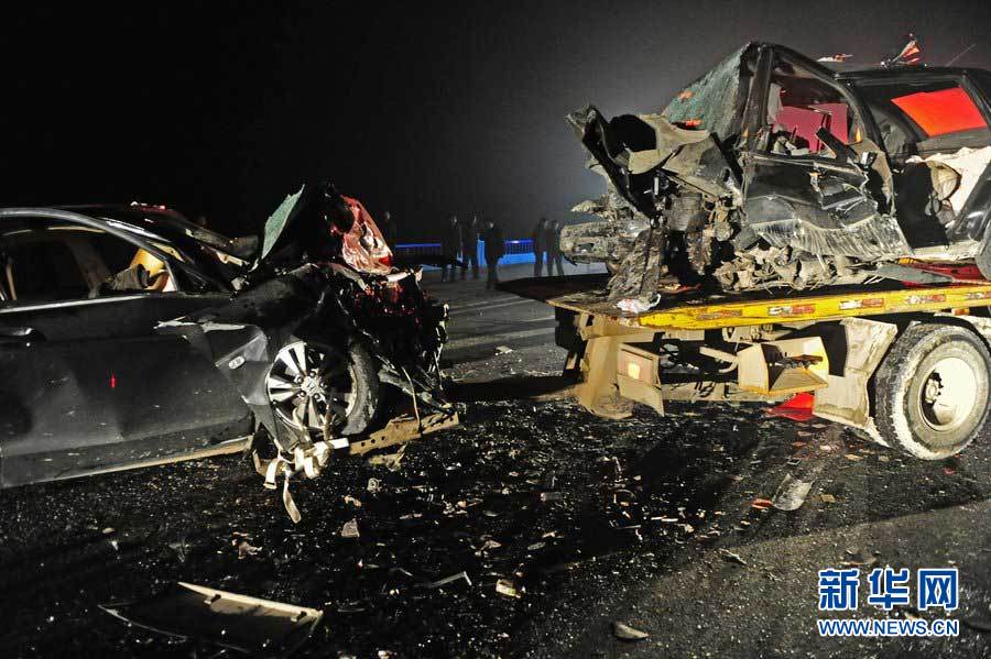 2013年1月9日，合肥，事故現(xiàn)場(chǎng)，兩輛受損車(chē)輛已經(jīng)全部變形