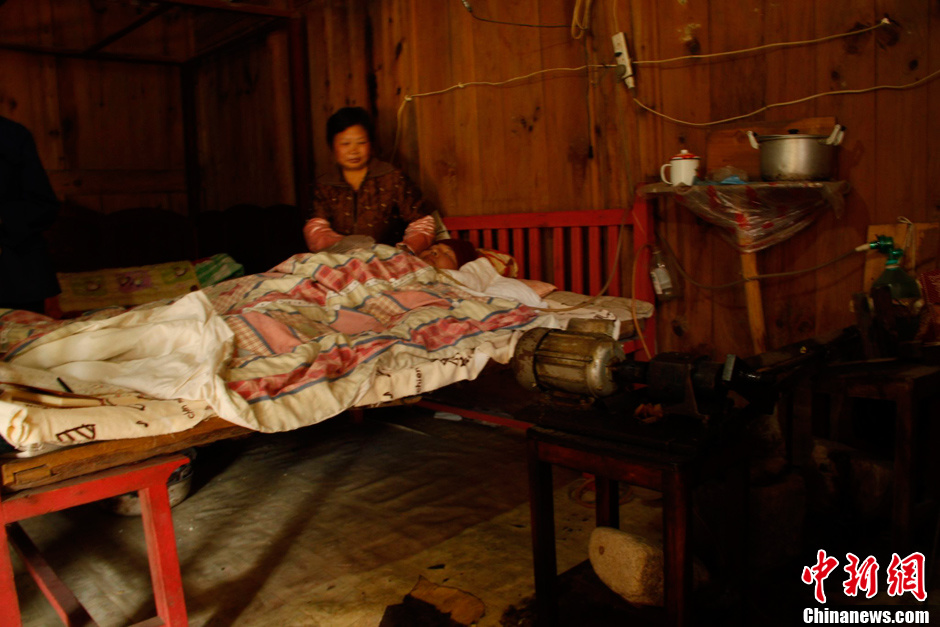 父母為癱瘓兒子自制呼吸機 手捏呼吸球5年不輟 父母為癱瘓兒子自制呼吸機 手捏呼吸球5年不輟