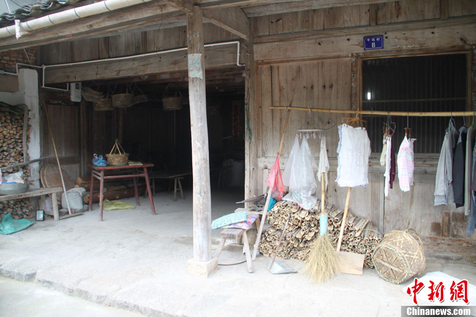 父母為癱瘓兒子自制呼吸機 手捏呼吸球5年不輟 父母為癱瘓兒子自制呼吸機 手捏呼吸球5年不輟