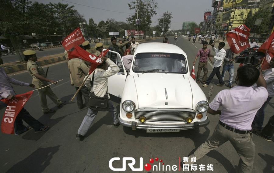 印度大罷工演變?yōu)楸┝_突 印度大罷工演變?yōu)楸┝_突