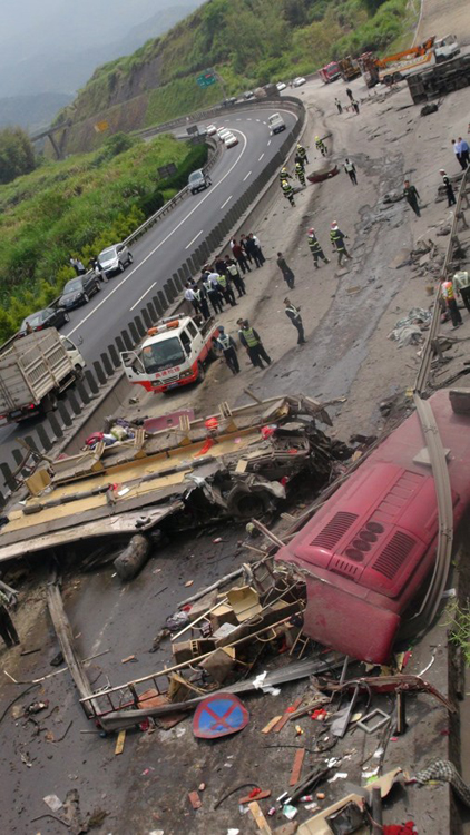 廈蓉高速貨車(chē)連撞三車(chē) 8死15傷