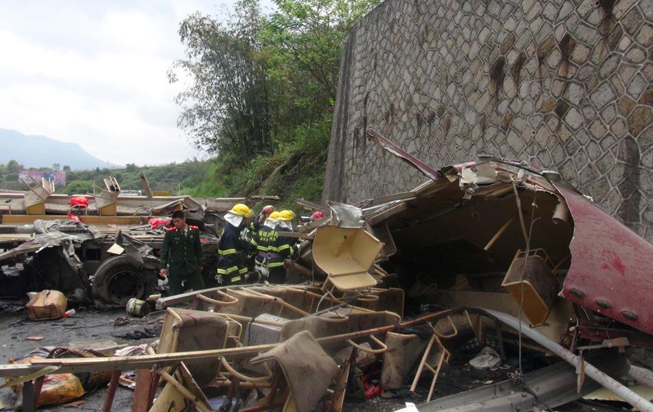 廈蓉高速貨車(chē)連撞三車(chē) 8死15傷