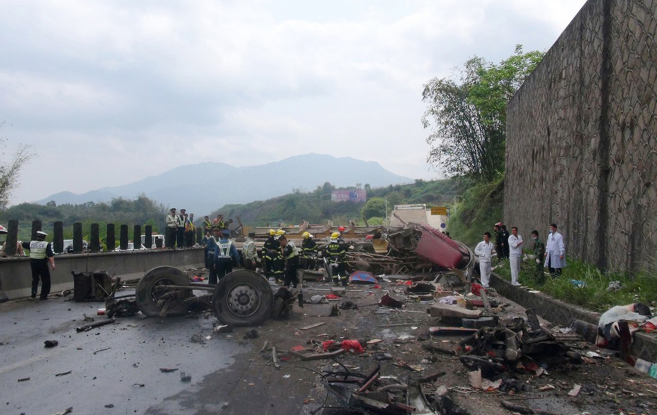 廈蓉高速貨車(chē)連撞三車(chē) 8死15傷