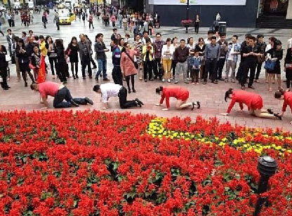 重慶一公司命員工爬行 稱(chēng)為挑戰(zhàn)壓力