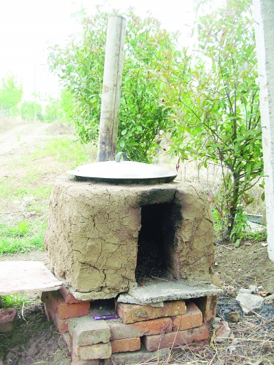 簡(jiǎn)易的鍋灶。任國(guó)勇攝