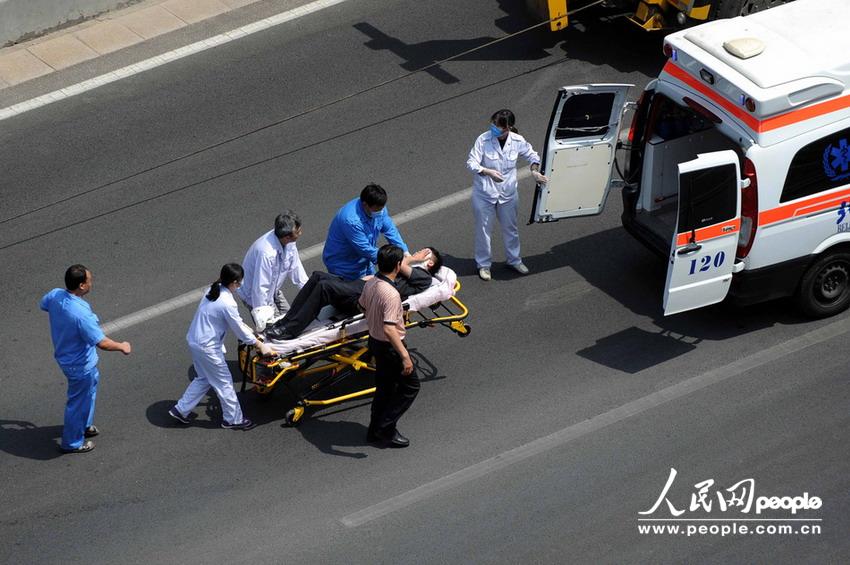 北京大客車追尾碾壓奧迪司機(jī)被困車中。