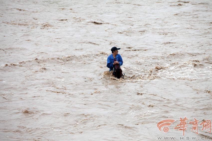 消防官兵試圖將救援的繩索扔到河中央，然而嘗試幾次都失敗。此時，河水已經(jīng)淹沒到四周，男子在一平方米的“