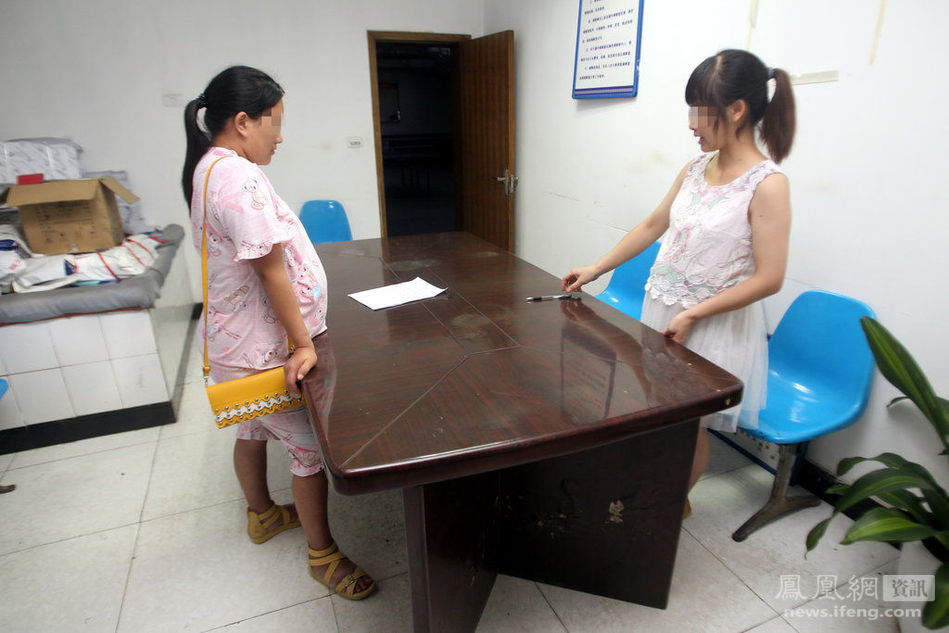 派出所內(nèi)的小三與原配 派出所內(nèi)的小三與原配