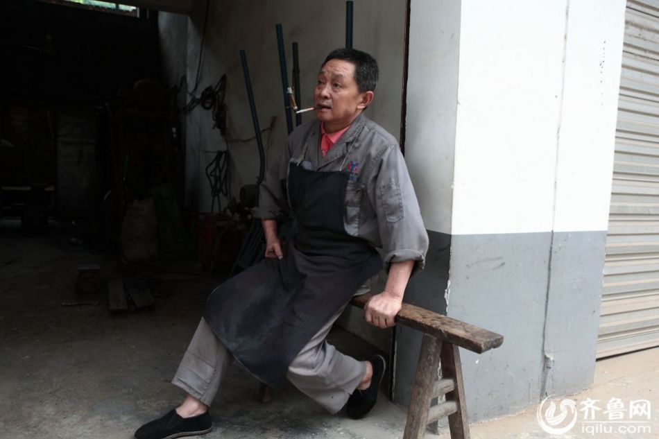 實(shí)拍最后的打鐵匠 一把手工菜刀賺六塊錢