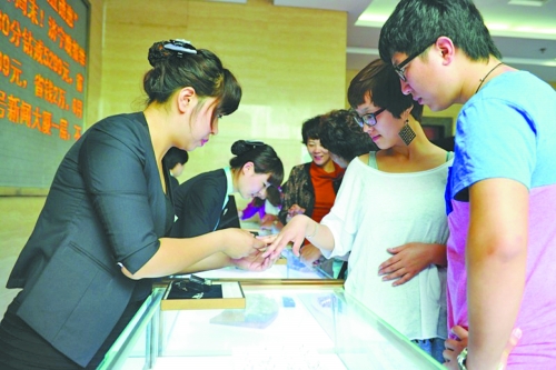 在北上廣等一線城市，鉆戒價(jià)格與國際接軌，價(jià)格不高，引發(fā)市民搶購潮。