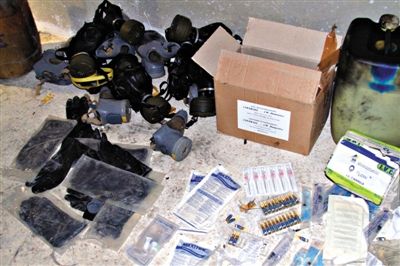 24日，敘利亞政府對(duì)外展示在大馬士革朱巴爾區(qū)破獲的反對(duì)派軍火庫(kù)中的化學(xué)制劑。新華社發(fā)