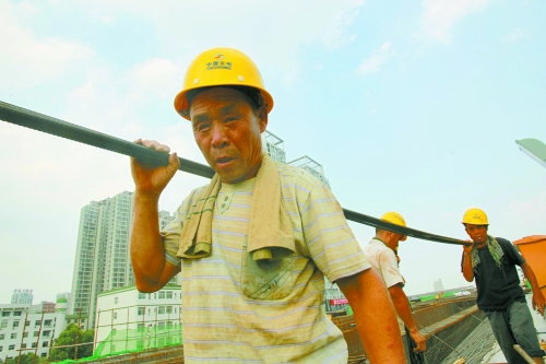 農(nóng)民工工作辛苦，權(quán)益理應(yīng)有保障。