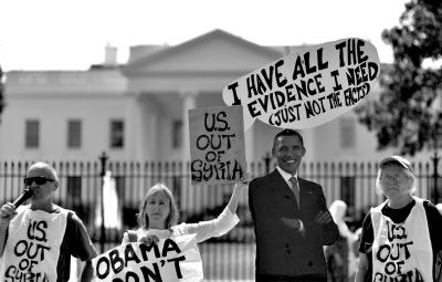 2日，反戰(zhàn)人士在白宮前高舉標(biāo)語，抗議美國可能對敘動武。