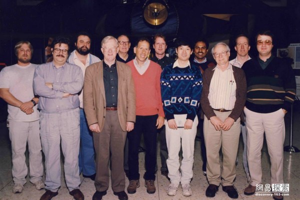 圖為照顧旅行者的工作人員。