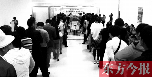 昨日上午，鄭州市社保辦事大廳，辦事的群眾排起長隊