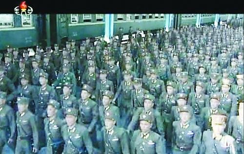 約2萬名朝鮮朝鮮人民軍基層軍官近日陸續(xù)抵達(dá)平壤，準(zhǔn)備出席軍方大會(huì)。