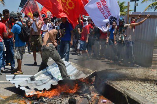 當?shù)貢r間10月21日，巴西里約熱內(nèi)盧近海一座油田舉行開采權競標，引發(fā)示威者抗議，與負責安保的大量配槍巡邏士兵發(fā)生沖突。 CFP