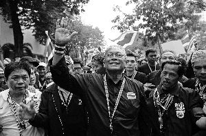 素貼參加游行示威。