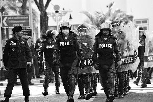 泰警察出動(dòng)。