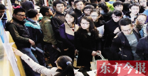 大學(xué)生在招聘會上找工作，對用人單位提供的薪資標(biāo)準(zhǔn)都會格外留意