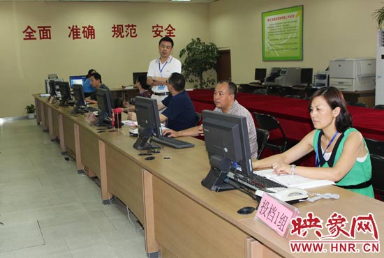 今年我省高招錄取工作正在平穩(wěn)正常開(kāi)展，圖為投檔組工作人員。